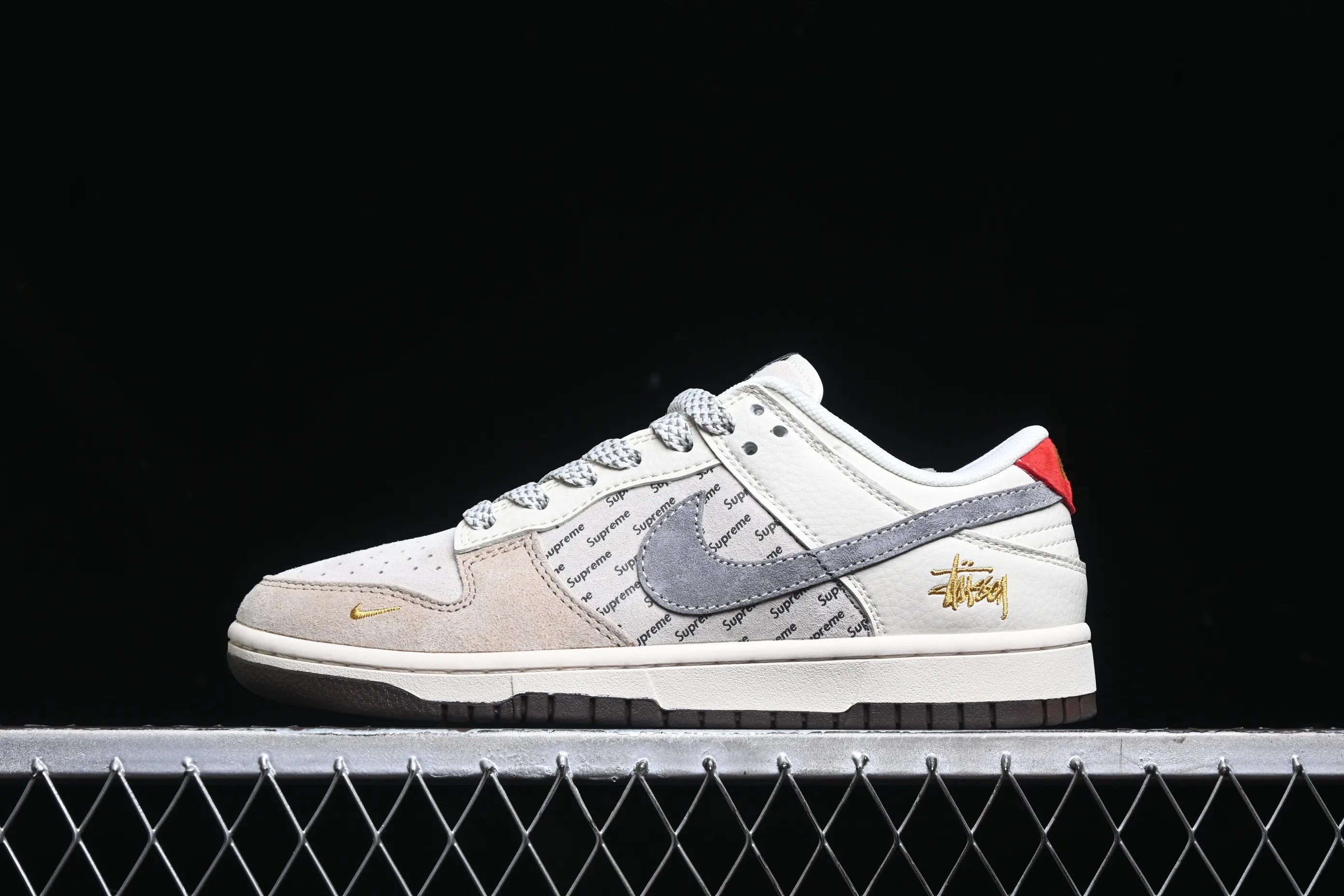 All categories Nk SB Dunk Series Nk SB Dunk Low High-end customized low-top sneakers Nk SB Dunk Low Stusi joint-beige gold embroidery Anniversary high-end customized low-top casual sneakers XS1086-001
